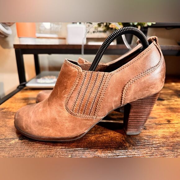 Clark’s Artisan Brown Heeled Booties Size 10 - Picture 4 of 13